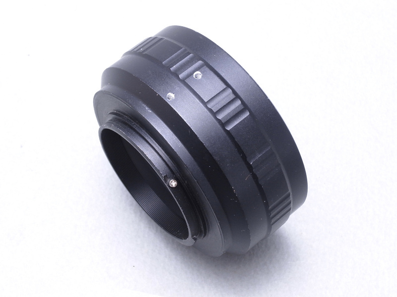 マウントアダプターには2カ所、ボール盤で垂直に穴を開け、専用工具を使ってネジ止め用のねじ穴を切る