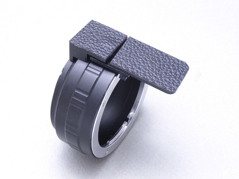 仕上げに、カメラ用革を貼ってみた。これでマウントアダプターの改造は終了である