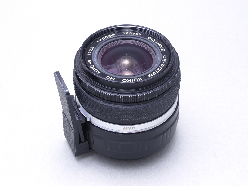 ZUIKO 28mm F2.8を装着するとこの通り。可動レバーの内側に取り付けた爪が、レンズの絞り込みボタンを押す仕組みになっている