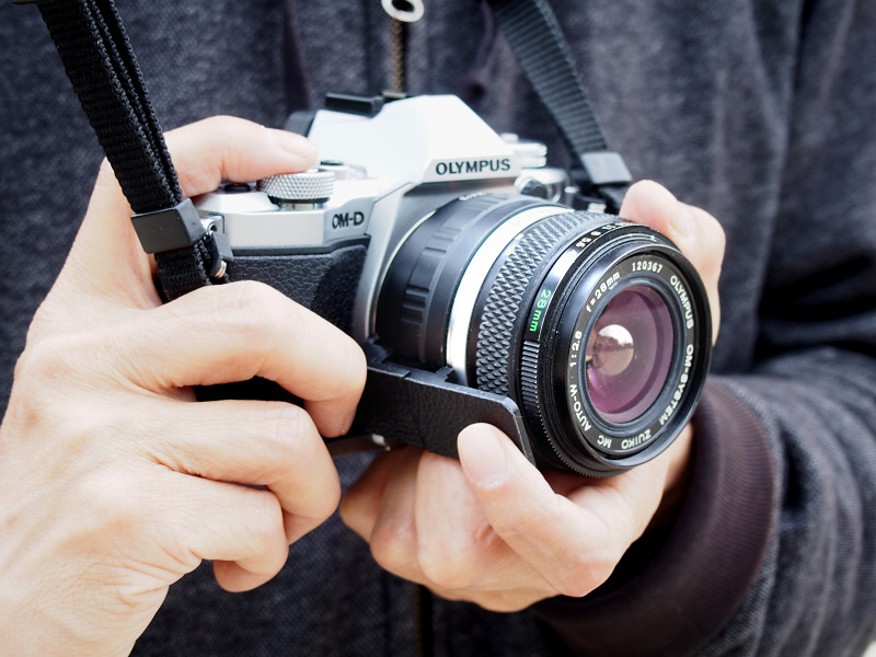 カメラを構えると、このような感じになる。左手人差し指でレバーを押すと、レンズの絞り込みボタンを確実に押し込むことができる。撮影時はまず絞り開放でピントを合わせ、次にレバーを押して絞り込み、シャッターを切る