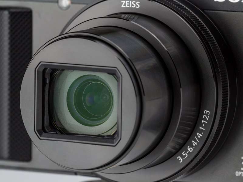 搭載レンズは10群11枚構成のバリオ・ゾナーT＊。24-720mm相当F3.5-6.4。最短撮影距離は、広角端で5cm、望遠端では250cmとなる。