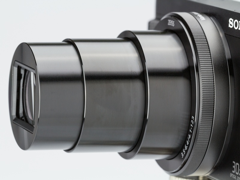 こちらは望遠端。30倍ズームとしてはあまり大きくならない。