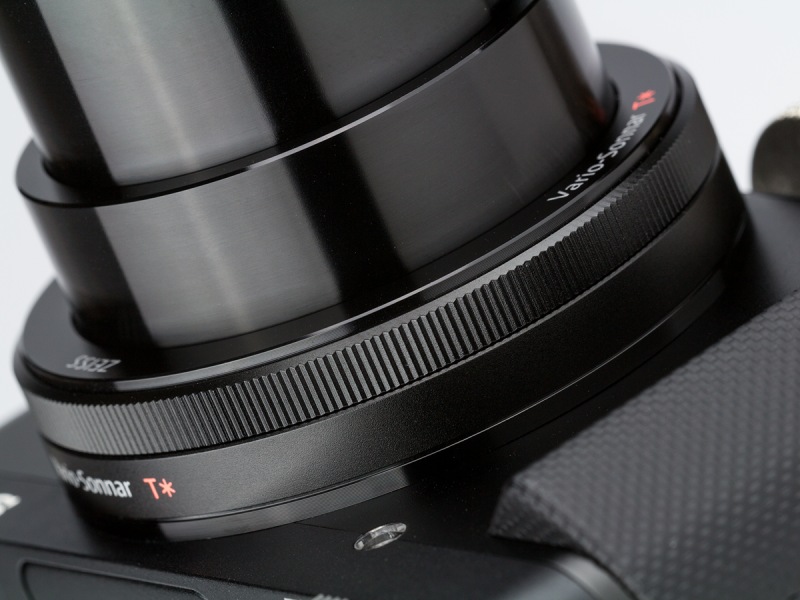 レンズ基部に新しくコントロールリングが装備された。