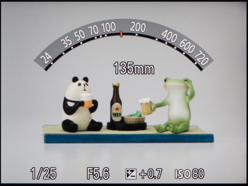 ステップズームの操作時の画面。24、28、35、50、70、85、100、135、200、300、400、500、600、720mmの14ステップで停止する。