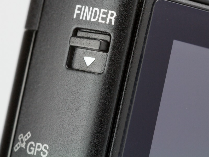 左手側側面のレバーを下に押し下げるとEVFがポップアップする。ファインダー倍率はフルサイズ換算で0.5倍相当。