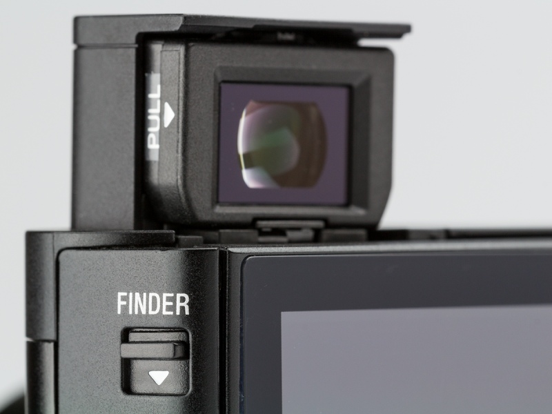 EVFはポップアップさせてから接眼部を引き出してやる必要がある。