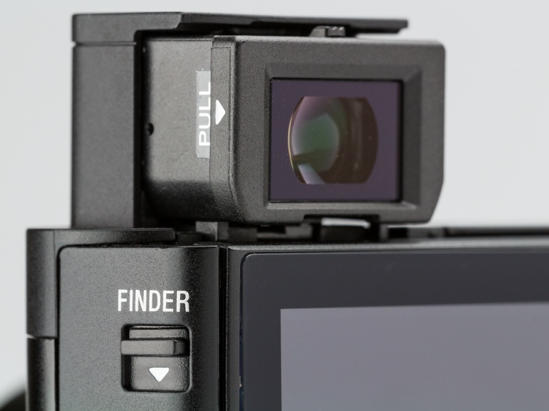 EVFはポップアップさせてから接眼部を引き出してやる必要がある。