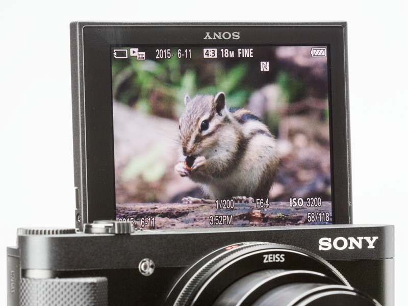 液晶モニターは3.0型、92.16万ドット。上向き180度まで向きを変えられる。