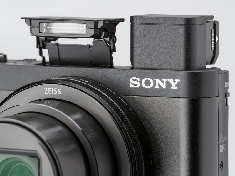 EVFと内蔵ストロボをポップアップさせた状態。