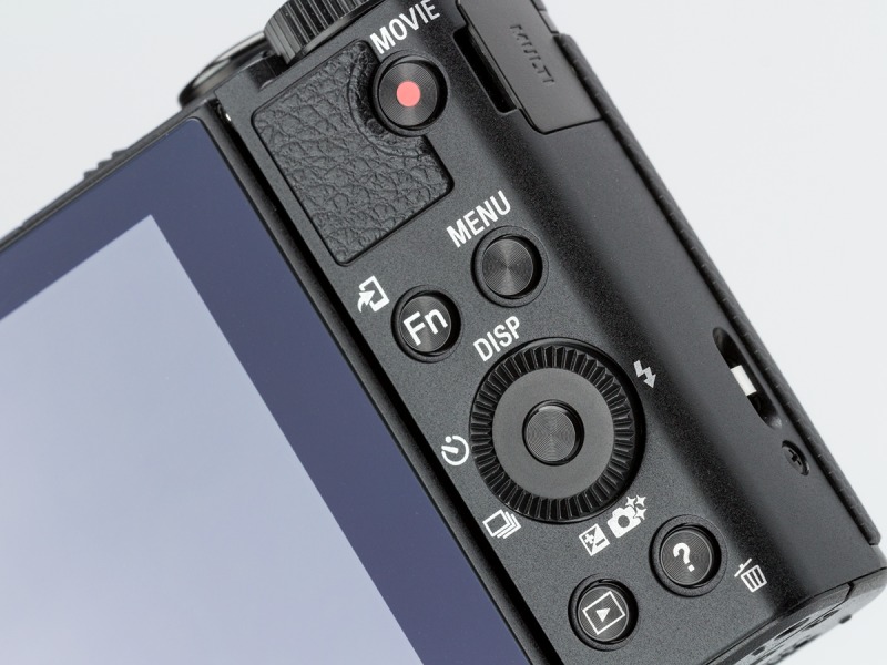 背面の操作部。十字キーの左右下キー、消去ボタンは機能の変更が可能。Fnボタンを押すとファンクションメニューが表示される。