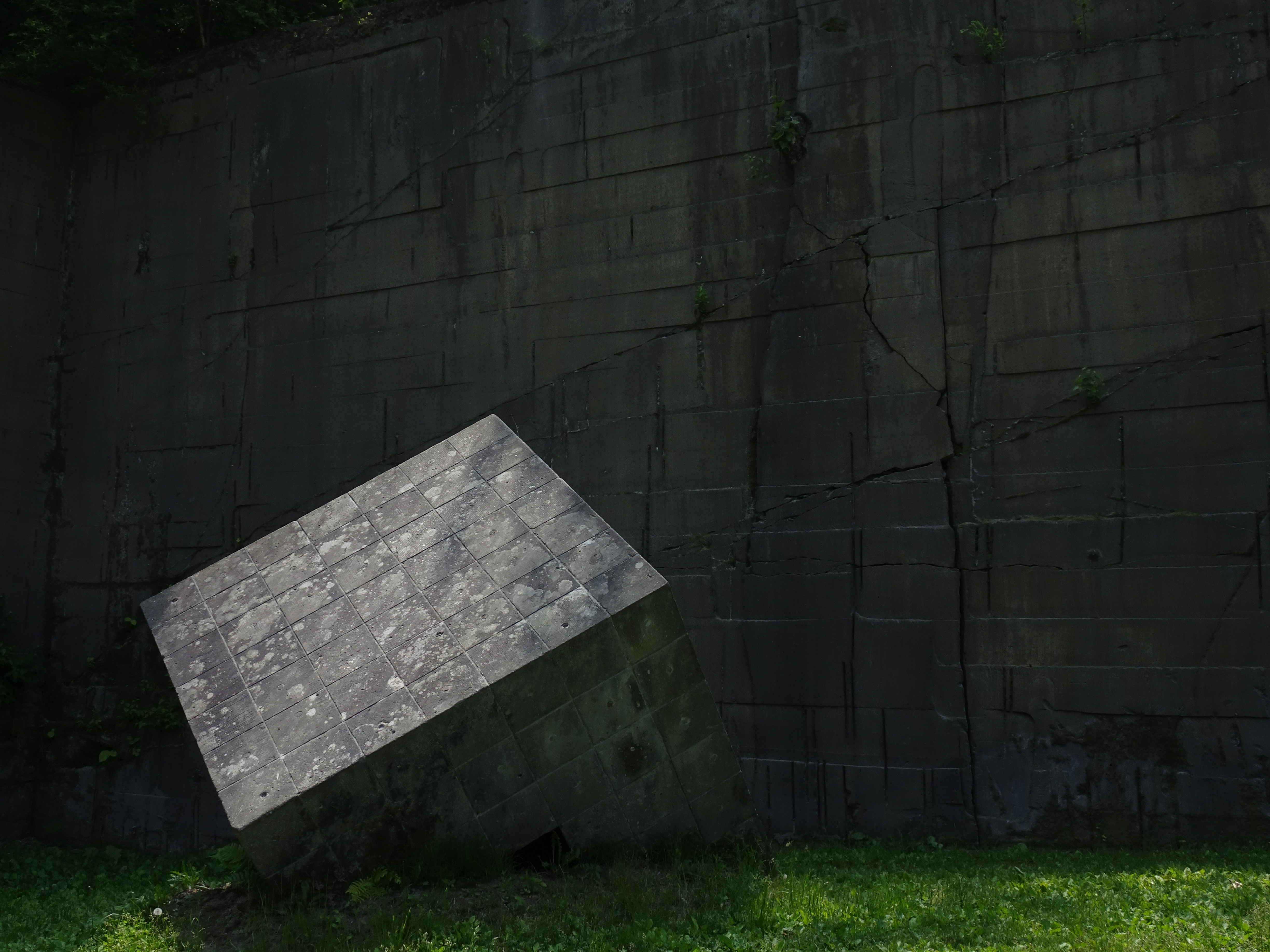 こういう極端なシーンではマイナス2EV補正とかもあるが、だいたいは±0.7EVぐらいの補正で良好な露出となる。ISO80 / F4 / 1/500秒 / 7mm（41mm相当）