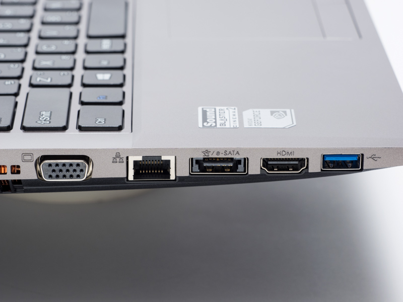 左端がアナログRGB（D-sub15ピン）端子、左から4番目がHDMI。どちらも外部ディスプレイに接続するためのものだ。色再現性の高い外部ディスプレイにつなぐことで、安心して画像処理に臨める。右から3番目のeSATA端子には、画像保存に便利な外部HDDを接続可能。