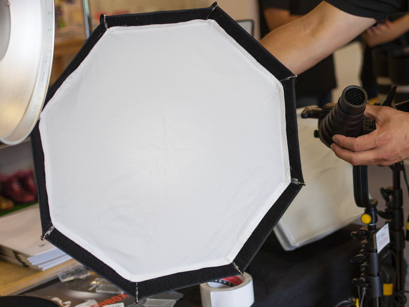 ソフトボックスやスヌートも装着できる