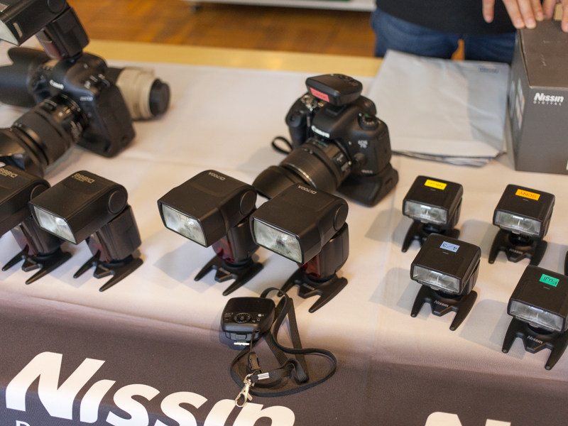 MG8000やi40などのストロボも並んでいた