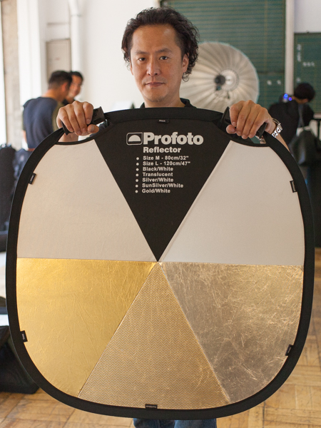 プロフォトではレフ板も作っている（写真は見本用）。グリップが2カ所あり安定して持てるのが特徴。ストロボと組み合わせて反射や拡散に使えるとのこと