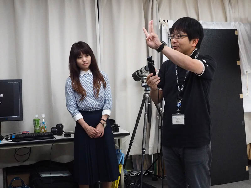 露出計の役割と基本操作を説明するセコニックの吉澤隆史さん。