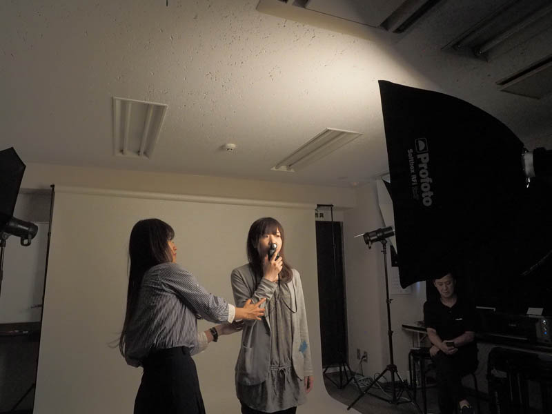 露出を計りたい被写体のすぐ側に露出計の白い半球状の部分を近づけて計ります。この数値を元にストロボの光量や位置を調整します。露出計と被写体の距離が離れていたり、半球部の角度が曲がっていたりすると正しい露出が計れません。