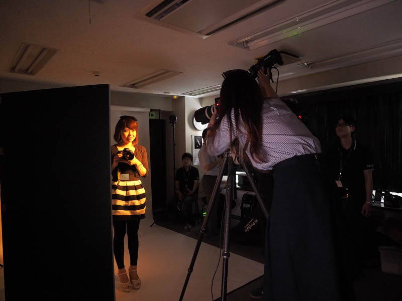 「プロカメラマンのようにかっこよく撮影してほしいです」という要望で撮影しました。上手（カメラマンから見て右側）のメイン光はマグナムリフレクターを付け、下手から光を集約させて狭い範囲に照射するグリッドを一灯いれています。