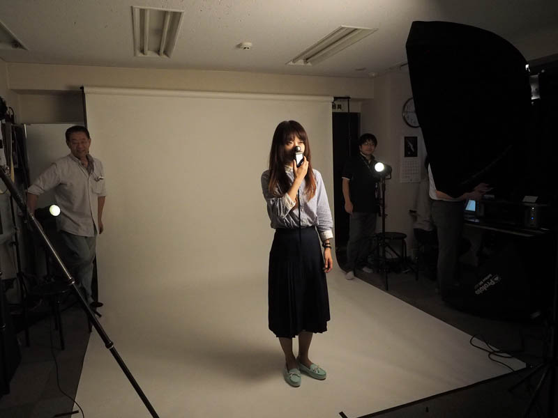 やさしいストロボ倶楽部で使用する機材で鈴木さんにご自身のプロフィール写真を撮影していただきました。上のプロフィール写真は「カメラと一緒にいい夢を見ている」というイメージのプロフィール写真にするため、メイン光にオクタ、後ろからグリット2灯を使って撮影しています。