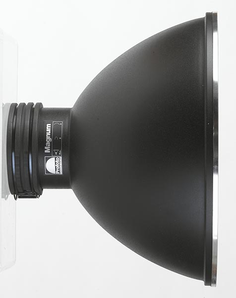 「マグナムリフレクター」。マグナムリフレクターとは、標準のズームリフレクターと同じ光の広がりを維持したまま、1段分出力を高めます。滑らかで均一な光を最大出力で作り出したいときに用います。