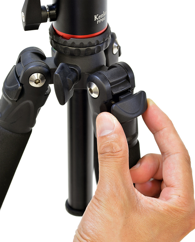 引き出し式の開脚ストッパーは、2段階の開脚角度調節と反転収納に利用する