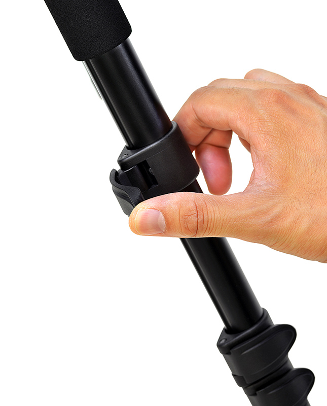 脚部のロックはレバー式