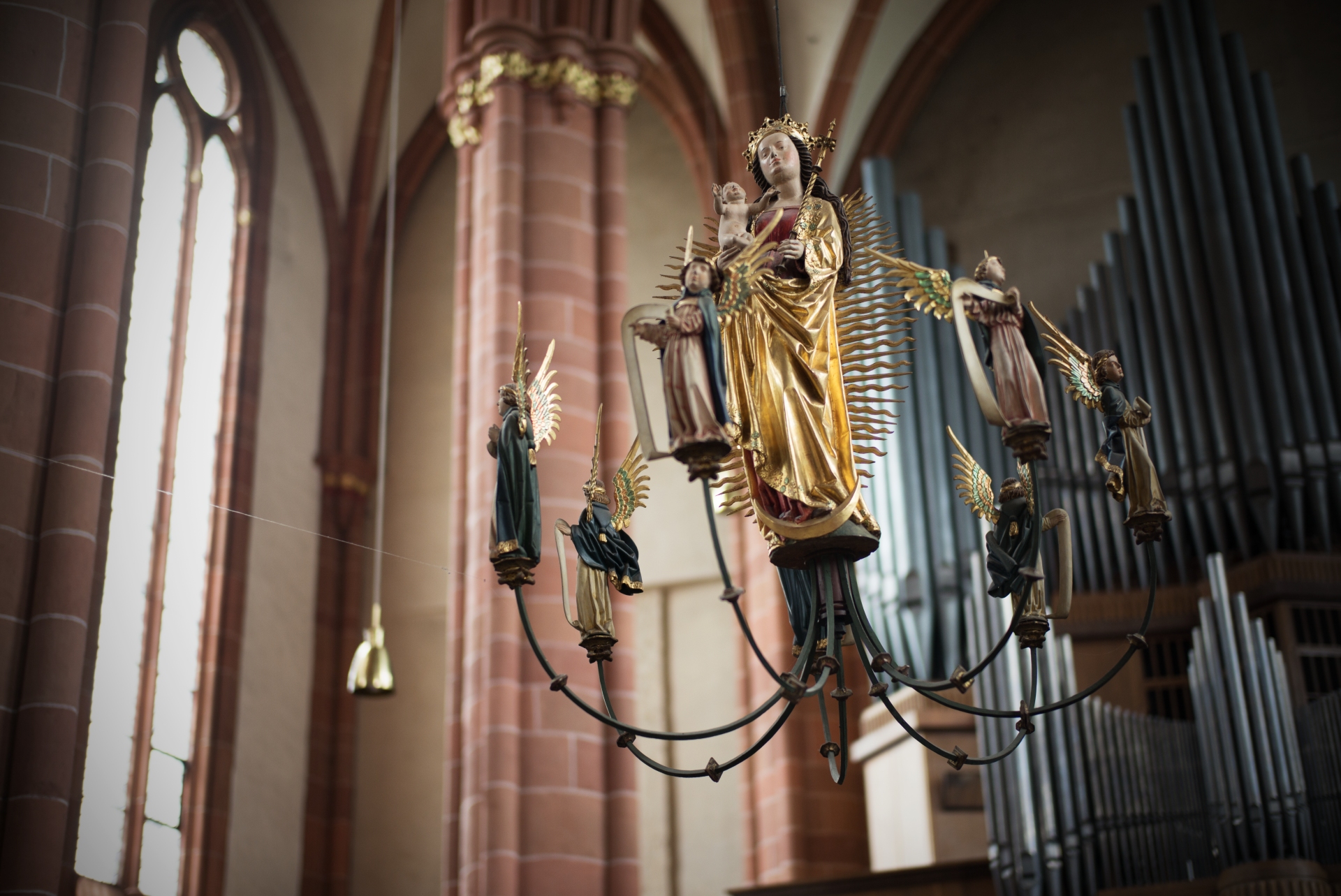 今回の作例はすべて昨年の5月に行われたライカカメラ社ウェッツラー新社屋お披露目の時に撮影したもの。この写真は旧市街中央にある教会内にて。中距離での撮影だが、背景ボケはとてもスムース。LEICA M（Typ240）/ ISO200 / F1.4 / 1/30秒 / WB:オート