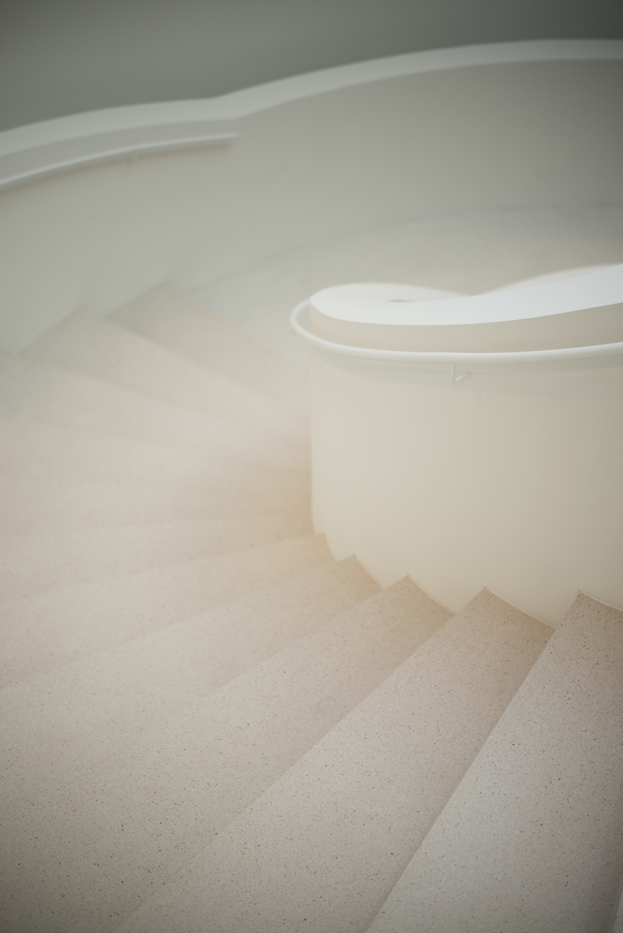 これはライカカメラ社新社屋の階段。絞り開放なので合焦部分は画面内のごくわずかだが、アウトフォーカス描写はかくも繊細で美しい。LEICA M（Typ240）/ ISO200 / F1.4 / 1/1,000秒 / WB:オート