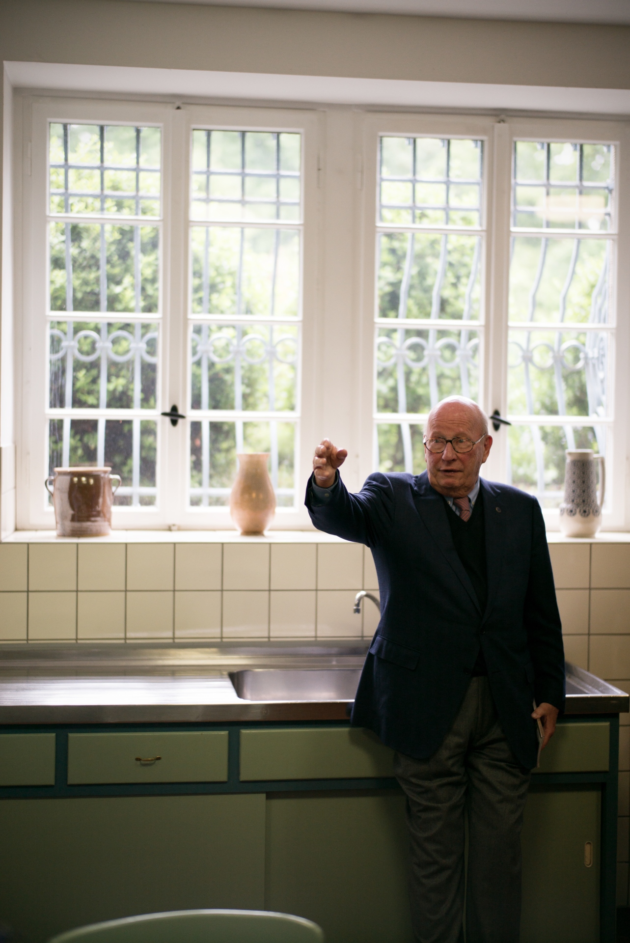 現在のライツ家当主であるクーンツ氏。エルンスト・ライツII世が建てた屋敷は広く美しい。これは厨房だが、窓越しの外光が柔らかく描写された。LEICA M（Typ240）/ ISO800 / F1.4 / 1/750秒 / WB:オート