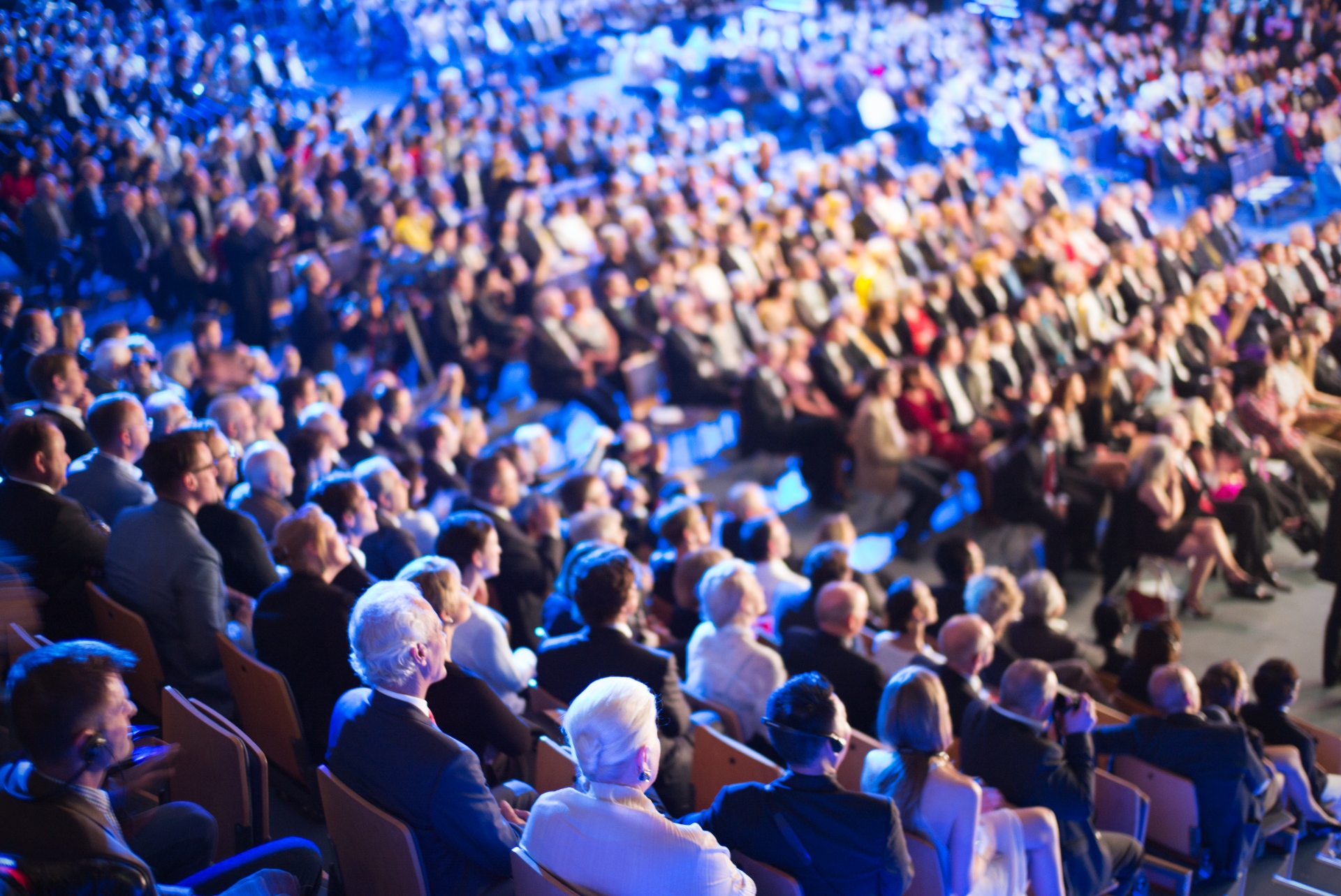 ウェッツラーにあるリッテルアリーナで行われたライカ100周年記念の催しにて。絞り込んでパンフォーカスにするよりも、こうしてアウトフォーカス部を多くした方がむしろ臨場感が高まるのは面白い。LEICA M（Typ240）/ ISO1600 / F1.4 / 1/4秒 / WB:オート