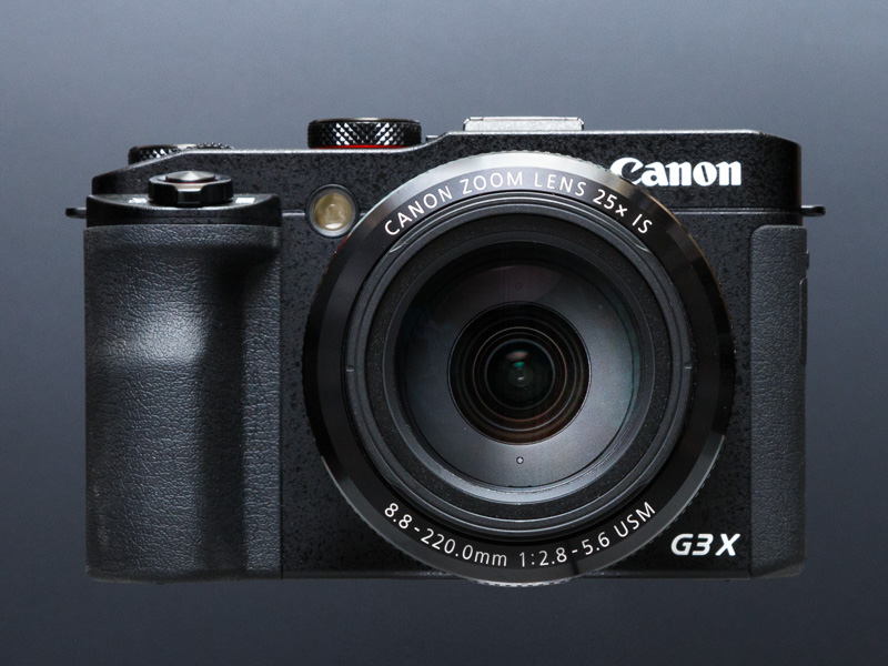 本体にはレザートーン塗装を、グリップ部には革シボパターンをそれぞれ適用。ダイヤル類にはスピンカットやローレットを刻み、見た目と手触りを高めている