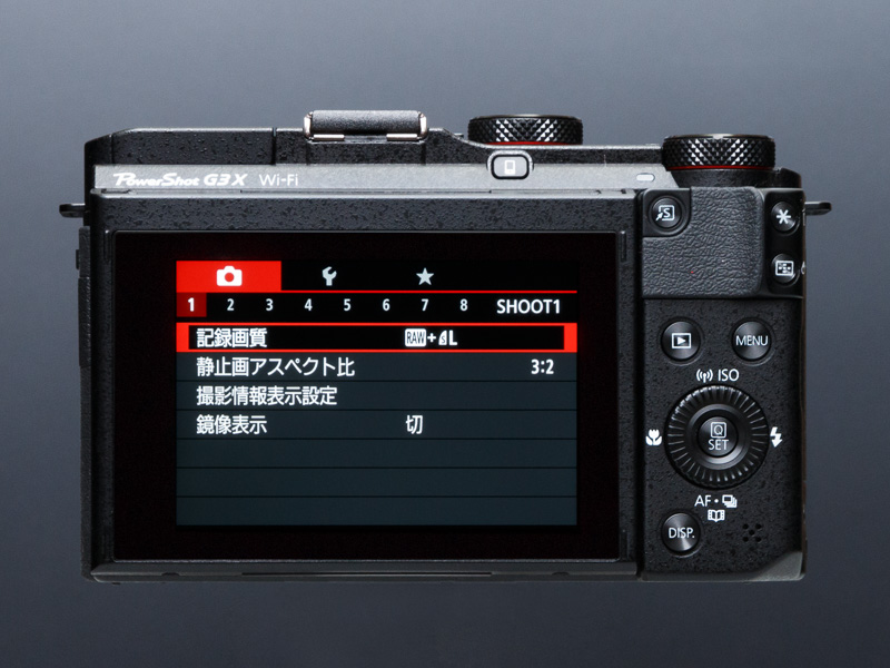 全体を黒でまとめつつ、ダイヤルの付け根部分など、ところどころに赤ラインを施して高級感を演出。液晶モニターの右上には、2ステップでスマホと接続できる「ワンタッチスマホボタン」を備える