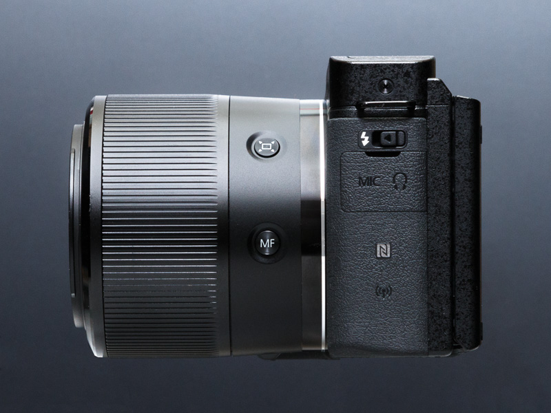 左側面には、ストロボスイッチ、ヘッドホン端子、NFC機能のNマーク、Wi-Fi通信部などを装備する