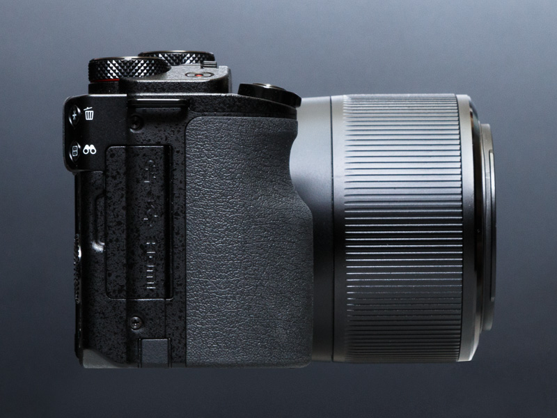 右側面のカバー内には、リモコン端子とデジタル端子、HDIM端子を搭載。リモコン端子には、オプションのリモートスイッチを装着できる