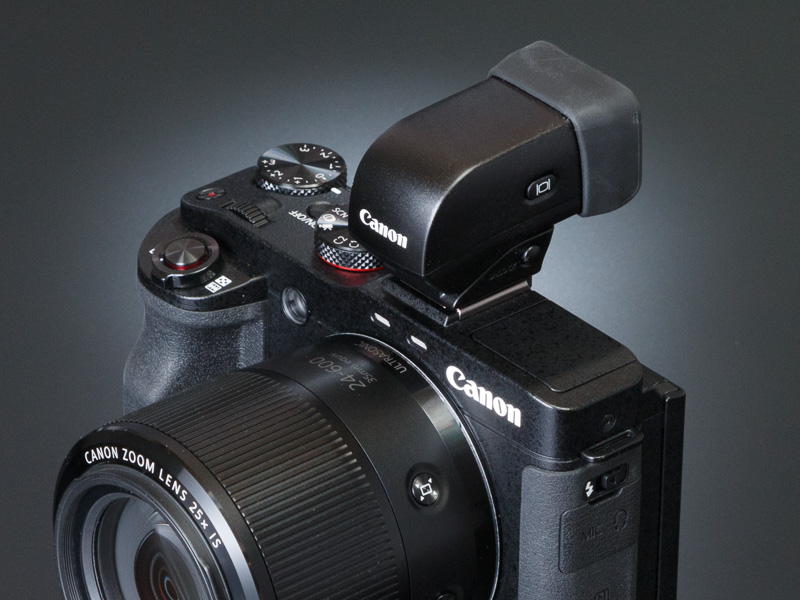 天面アクセサリーシューにオプションの「EVF-DC1」を装着。かさばるのが難点だが、望遠撮影時のフレーミングやホールディングがしやすくなる