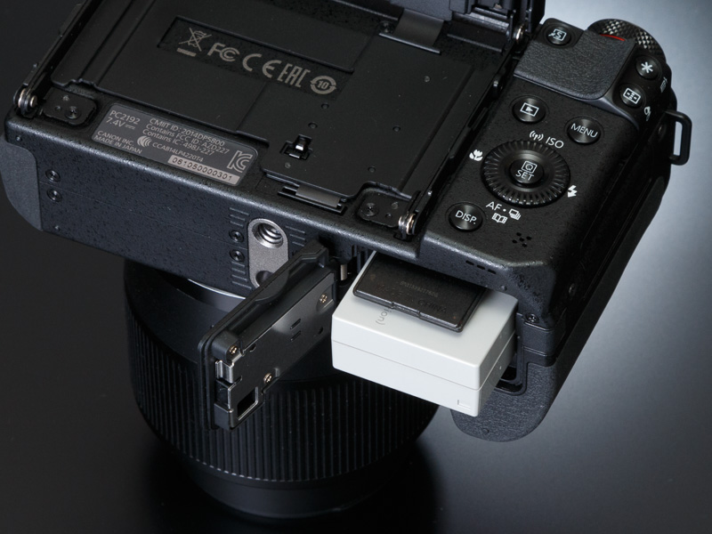 記録メディアはSDXC/SDHC/SDカードで、電源にはリチウムイオン電池「NB-10L」を採用。CIPA準拠の撮影可能枚数は約300枚。エコモードで約410枚となる