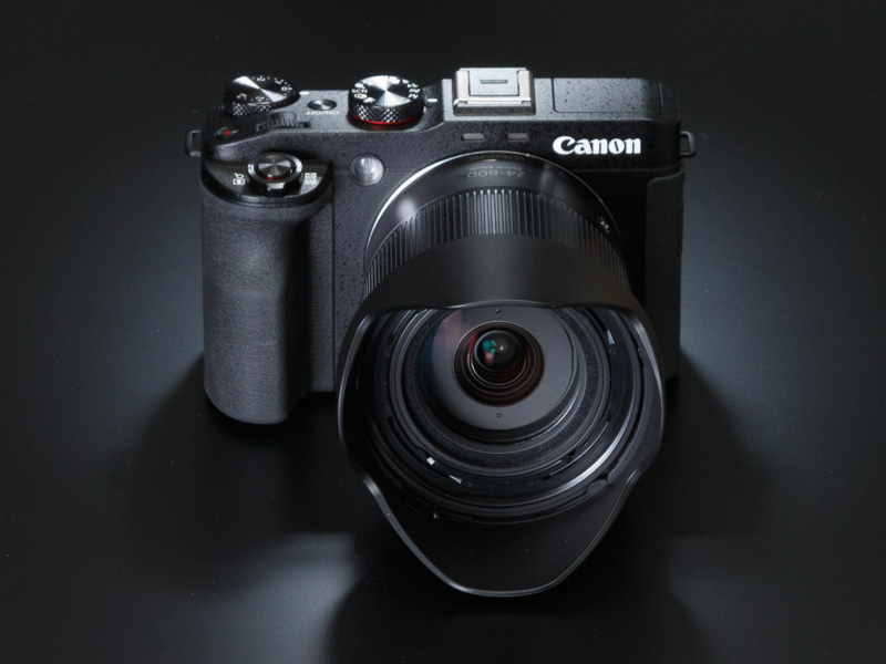 オプションの「レンズフードLH-DC100/フィルターアダプターFA-DC67B」を装着した状態。径67mmのレンズフィルターが使用できる