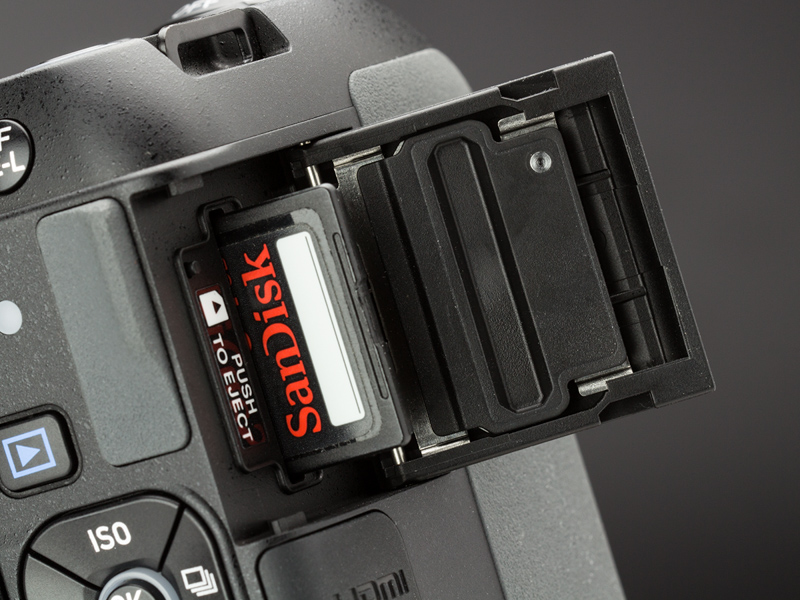 SDカードスロットのカバーの裏にパッキンがあって、水などの侵入を防いでくれる。