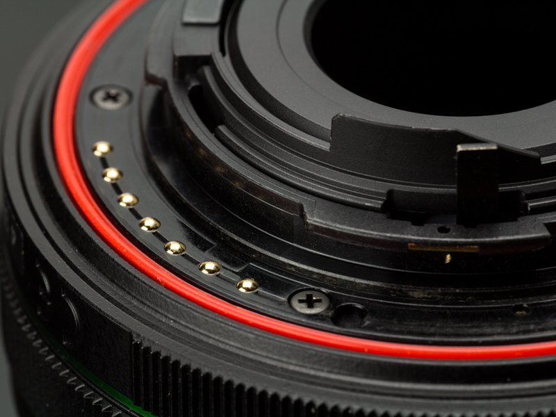 DA L 18-50mm F4-5.6 DC WR REのマウント部。赤いリング状のパッキンが埋め込まれている。
