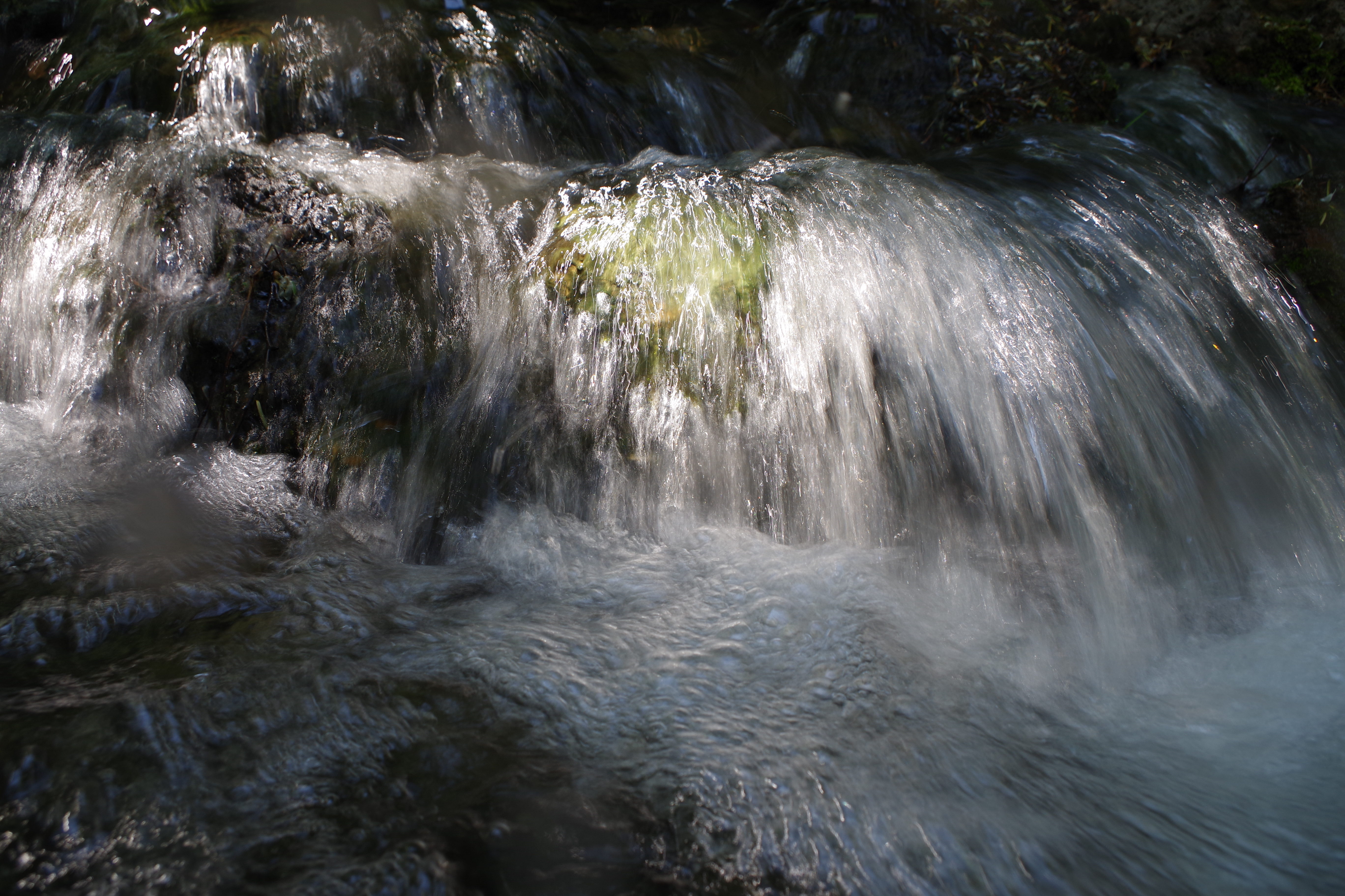 水濡れの危険がつきまとう渓流などの撮影では、防塵・防滴のカメラはとても頼もしい。<br class="">K-S2 / DA L 18-50mm F4-5.6 DC WR RE / F8 / 1/30 / 0EV / ISO100 / 18mm
