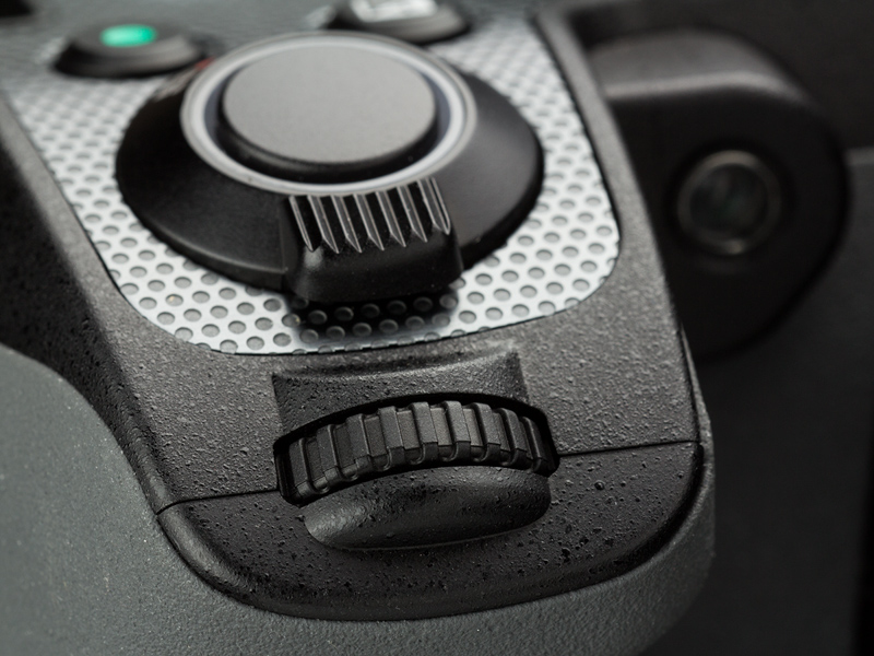 人さし指で操作する前電子ダイヤル。