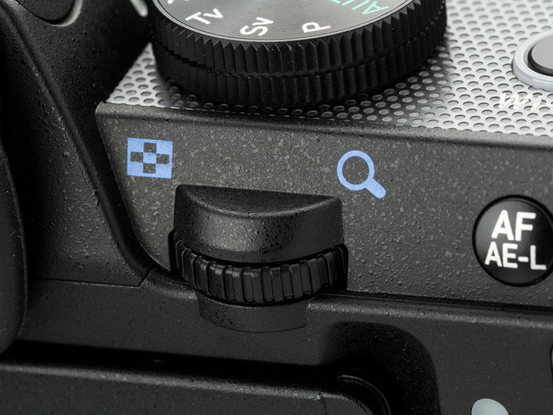 親指で操作する後電子ダイヤル。このクラスでダブル電子ダイヤル式の操作系を持つ一眼レフカメラは少ない。