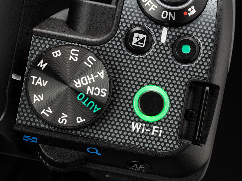 上面右手側の操作部。モードダイヤルには「TAv（シャッター&amp;絞り優先AE）」や「Sv（感度優先AE）」など、ペンタックス独自の撮影モードが並んでいる。