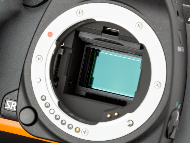 撮像センサーはAPS-Cサイズの有効2,012万画素CMOSセンサー。高い解像感が得られるローパスフィルターレス仕様。センサーシフト式の手ブレ補正機構を内蔵している。