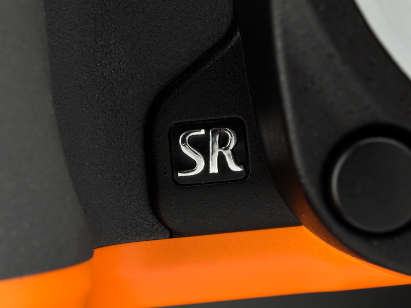 「SR（シェイクリダクション）」のロゴ。