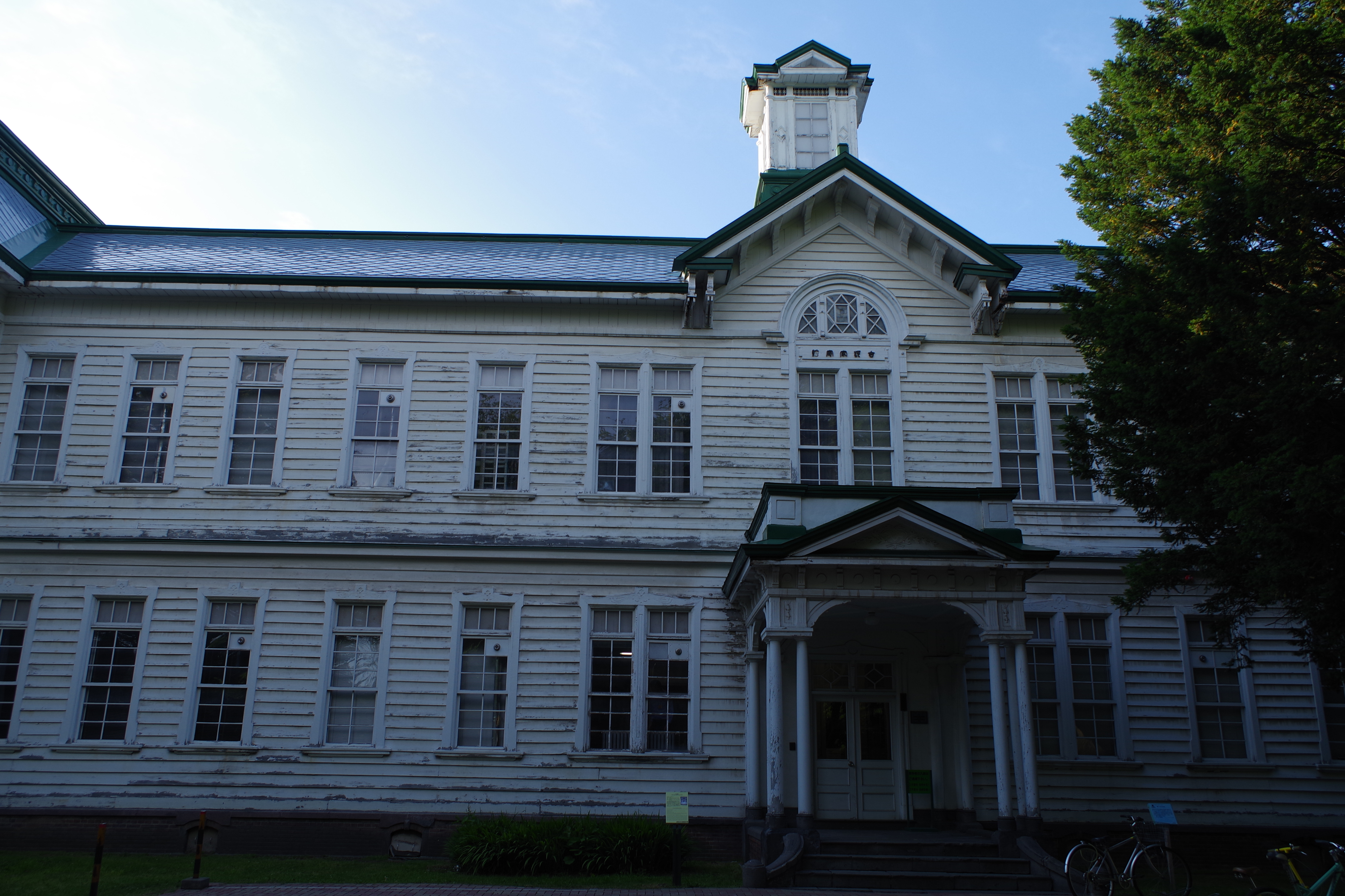 「自動水平補正」がオフの状態での三脚撮影。おおざっぱにセッティングしただけなので、少し右下がりになっている。<br class="">K-S2 / DA L 18-50mm F4-5.6 DC WR RE / F8 / 1/80 / -0.3EV / ISO100 / 18mm