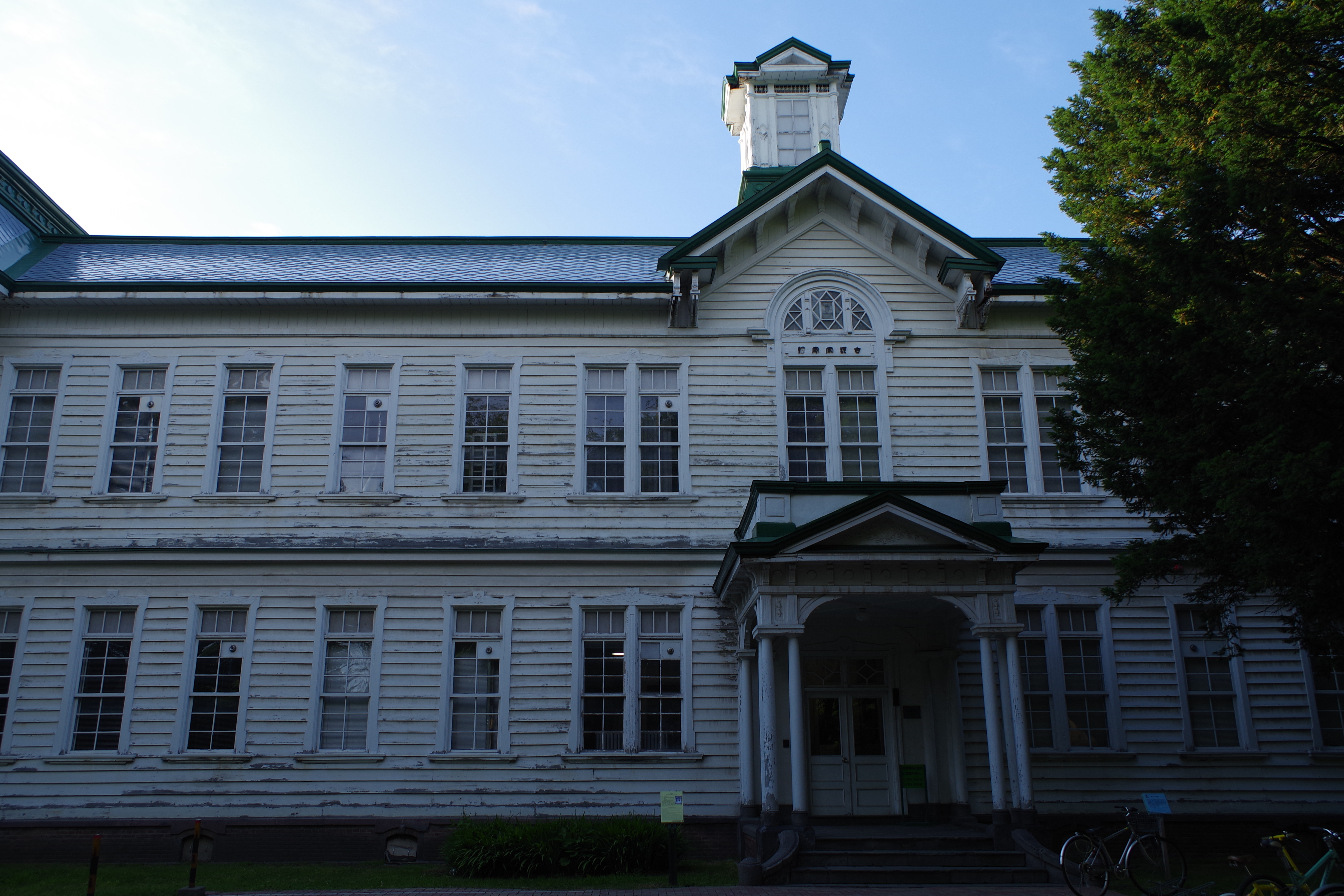 「自動水平補正」をオンにすると、少しぐらいの傾きは自動的に補正してくれる。つまり、雲台側での微調整をカメラまかせにできるということ。その分、撮影の快適度が上がるというわけだ。<br class="">K-S2 / DA L 18-50mm F4-5.6 DC WR RE / F8 / 1/80 / -0.3EV / ISO100 / 18mm