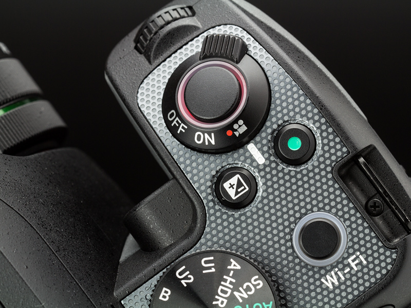 シャッターボタン外周にLEDを内蔵しており、静止画モード時は緑色、動画モード時は赤色に点灯する。