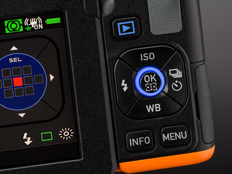 背面のOKボタンにもLEDが内蔵されている。