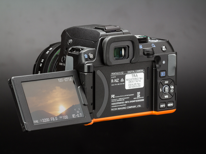 液晶モニターは、左に開いて前後に回転するタイプのバリアングル式。自分撮りにも対応している。